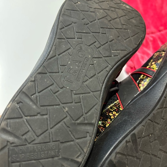 7-1/2 Alegria Sneakers with floral Design - Picture 6 of 12